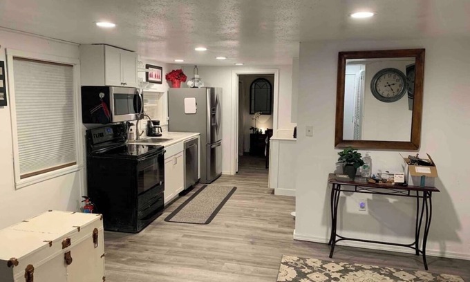 Lake Forest Park Cottage | Cozy 1BR Cottage Near Lake, Trails & City Access