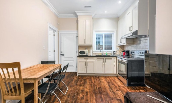 Steveston House | Cozy 2-BD Suite in Richmond Private Entrance