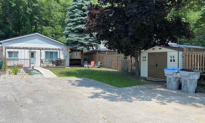 Port Franks Cottage | Cozy 2 BDRM Cottage w/private hot tub, on site sauna & gym, private beach access