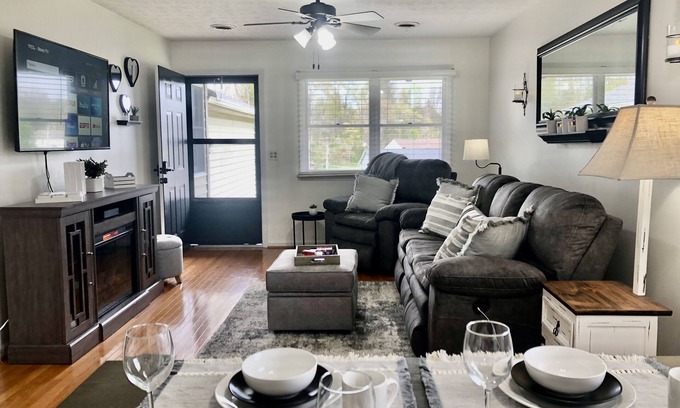 Abingdon House | Cozy 2 Bed 2 Bath 2 cot minute from Va Creeper Trail Bristol Speedway Hard Rock