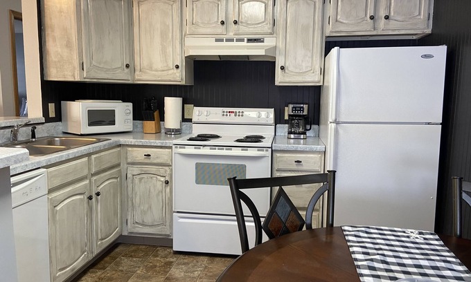 Red Lodge Condo | Cozy 2 bed 2 bath Condo w/Pool, Hot Tub, on Golf Course! Unit #1