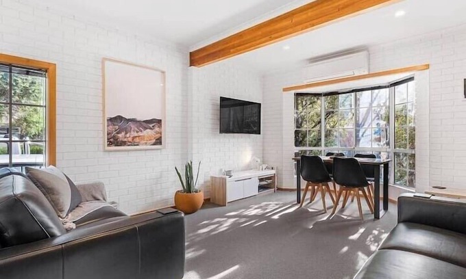 Hobart Central Business District House | Cozy 2-Bed Villa in Prime Location with parking.