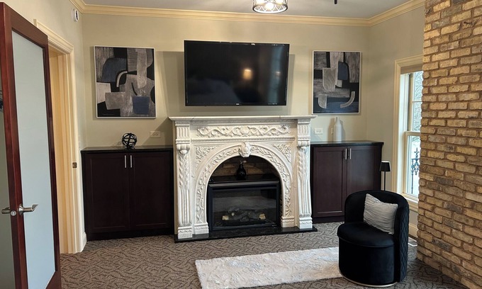 East Dundee Apartment | Cozy 2-bedroom apartment situated in the heart of quaint East Dundee