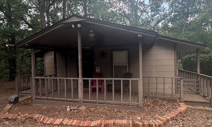 Murfreesboro Cabin | Cozy 2-bedroom cabin with WiFi, AC in charming Murfreesboro on Lake Greeson.