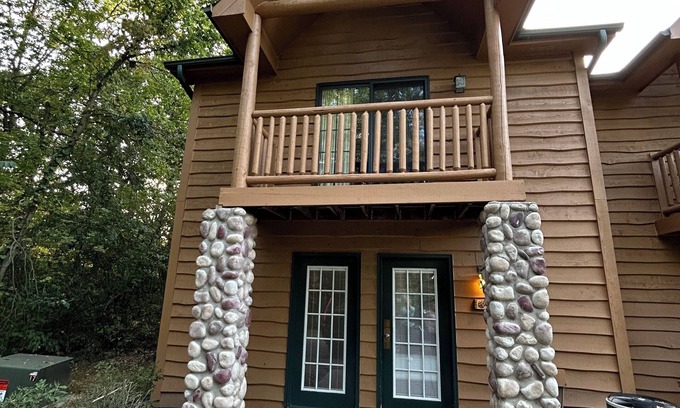 Oglesby Cabin | Cozy 2-bedroom cabin steps away from starved rock state park