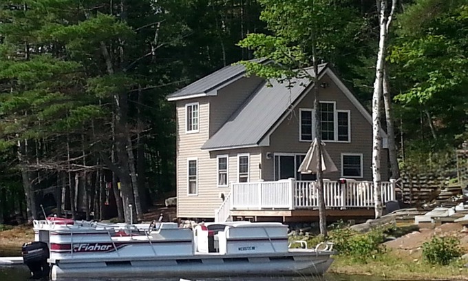 Eddington Cottage | Cozy 2-bedroom cabin in tranquil Clifton with WiFi Sleeps 5+ Kayaks for use