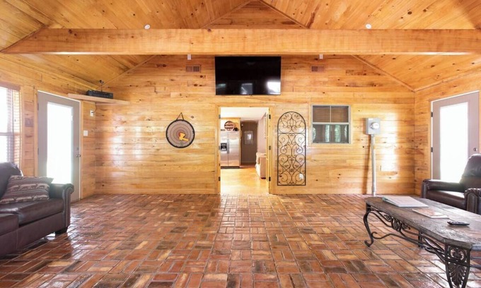 McCall Creek Cabin | Cozy 2-bedroom cabin in charming Liberty MS with Starlink WIFI