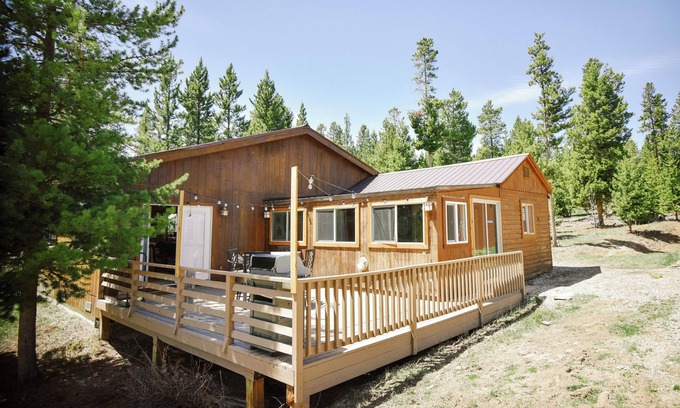 Grand Lake House | Cozy 2 bedroom Cabin in the Woods-Pet Friendly