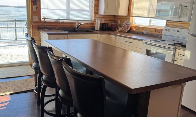 Richwood Cabin | Cozy 2-bedroom cabin located on Big Cormorant Lake in Lake Park with WiFi, AC