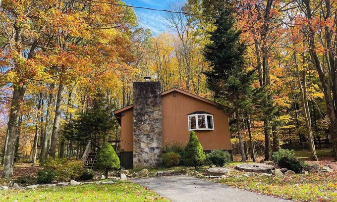 Terra Alta Cabin | Cozy 2-bedroom cabin with WiFi, AC in wonderful Terra Alta