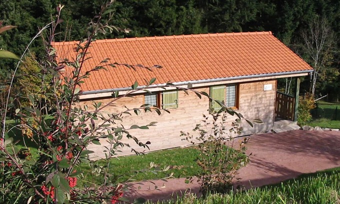 Les Noes Cottage | Cozy 2-Bedroom Chalet with Terrace in Scenic Village, Pet-Friendly and Fully Equipped