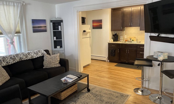 South End Apartment | Cozy- 2-Bedroom clean and Quiet- Maple St. Walk anywhere