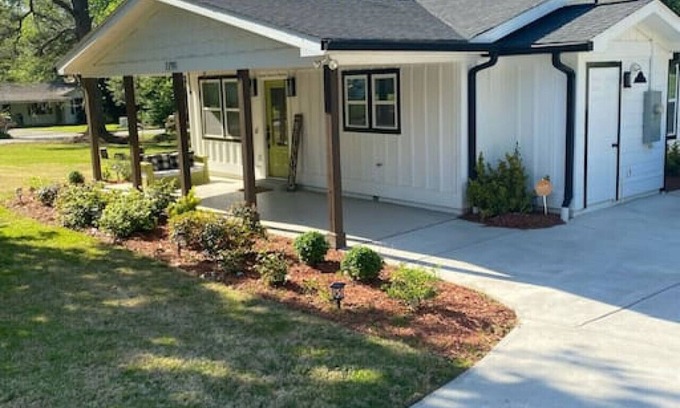 Smyrna House | Cozy 2-bedroom Farmhouse with parking on premise