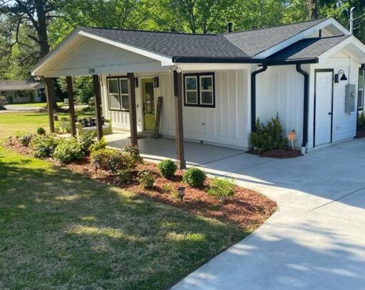 Smyrna Villa | Cozy 2-bedroom Farmhouse with parking on premise