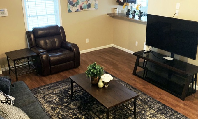 Bloomington House | Cozy 2 bedroom home in a beautiful neighborhood