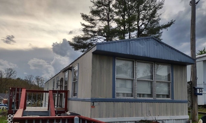 Dellslow House | Cozy 2 Bedroom home. Great Morgantown location off I-68