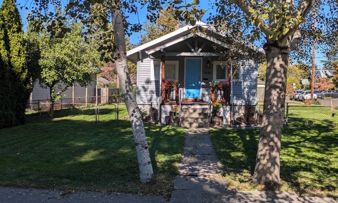 University Park House | Cozy 2-bedroom house across from city park - 5 blocks to U of P with WiFi.