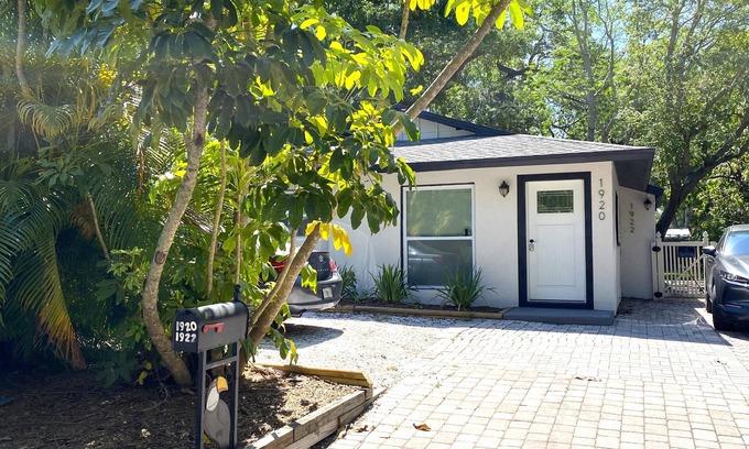 Gillespie Park House | Cozy 2-bedroom house in awesome Sarasota with AC, WiFi