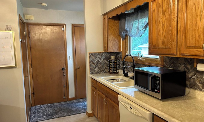 Shawano House | Cozy 2-bedroom house in welcoming Shawano!