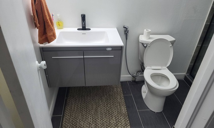 Aurora House | Cozy 2-bedroom house with WiFi, AC in pleasant Aurora
