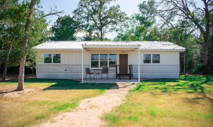 Bryan Cabin | Cozy 2 bedroom in Bryan- Great for Aggie game days
