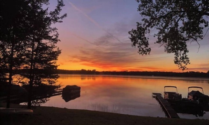 Brighton Cottage | Cozy - 2 Bedroom, Lakefront Cottage UMich and MSU