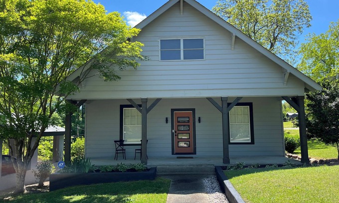 Great Falls House | Cozy 2-bedroom Mid Century Modern house in Great Falls
