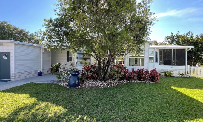 Barefoot Bay House | Cozy 2-bedroom mobile home in enjoyable Barefoot Bay, Florida.