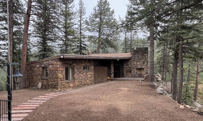 Kerr Gulch Ski Chalet | Cozy 2-bedroom mountain chalet with views in quaint Kittredge near red rocks