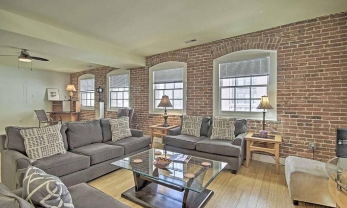 Downtown West Apartment | Cozy 2-bedroom PH apartment in charming Baltimore Inner Harbor , free parking