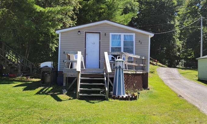 Schermerhorn Landing Cottage | Cozy 2 bedroom Seasonal Cottage located on Chippewa Bay, on St. Lawrence River