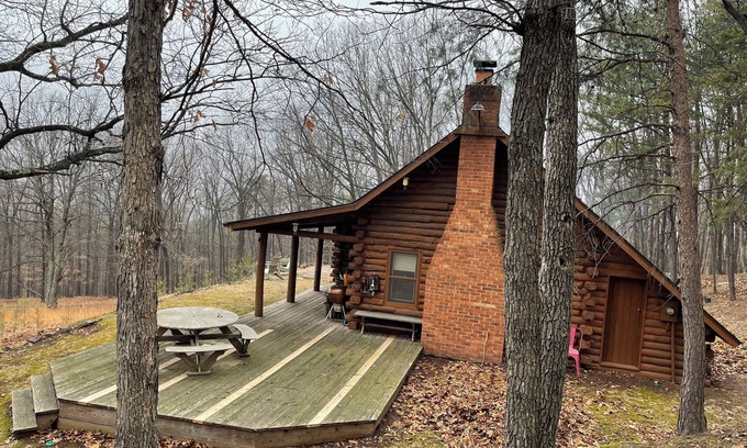 Ridgeway Cabin | Cozy 2-bedroom log cabin in the mountains near Berkeley Springs with AC, WiFi