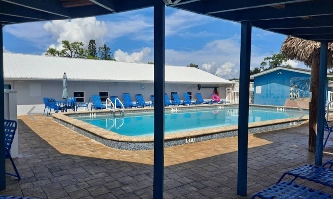 Jacarandas House | Cozy 2-bedroom mobile home in cool North Fort Myers with WiFi, AC