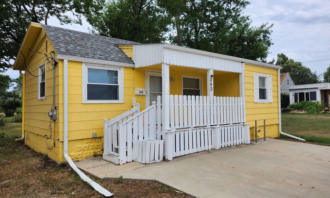Cedar Rapids - Iowa City House | Cozy 2 Bedrooms Home- convenient location.