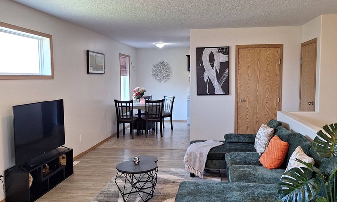 Brandon House | Cozy 2 Bedrooms in a stylish home in Central Brandon