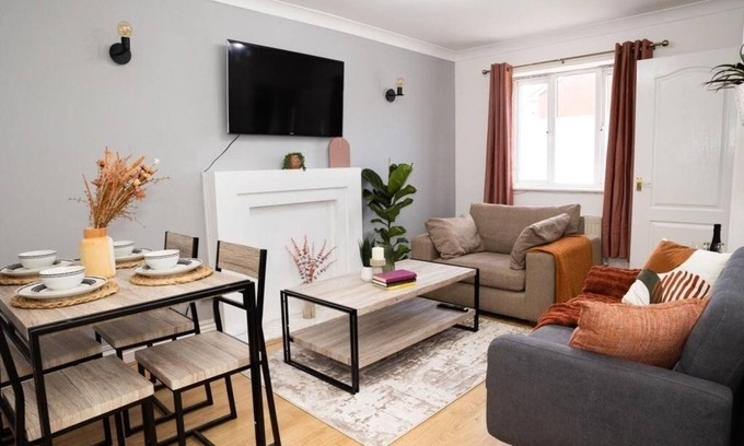Haydock House | Cozy 2-BR Home, Free Parking, Sleeps 5
