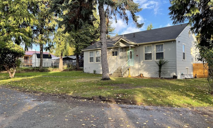Dunlap House | Cozy 2 BR House w/Large Yard, Near Bus/Light Rail (Airbnb SuperHost)