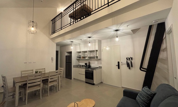 Santa Ana Apartment | Cozy 2b 2b loft with balcony & working space