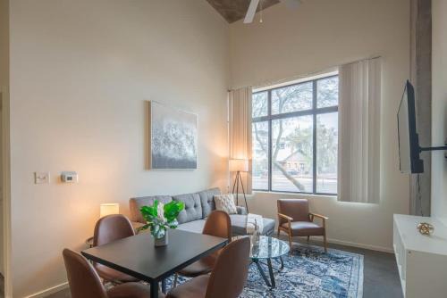 Evans Churchill Apartment | Cozy 2BD - Central DT - Gym, Pool, Parking - Sleep 8