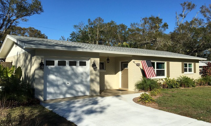 Walsingham House | Cozy 2BR/2BR, pool, jacuzzi, 10 minutes to beaches