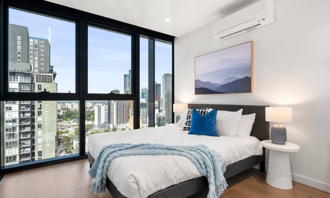 Carlton South Apartment | Cozy 2BR Apartment in Melbourne CBD w/Pool & Gym