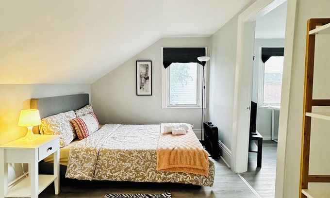 Peterborough House | Cozy 2BR House Near Centre with Patio, BBQ, Backyard, and Netflix