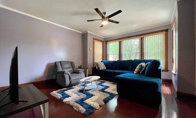 North Austin Apartment | Cozy 2BR Self-checkin unit in Chicago l Few Steps from DT I Car Rental Available