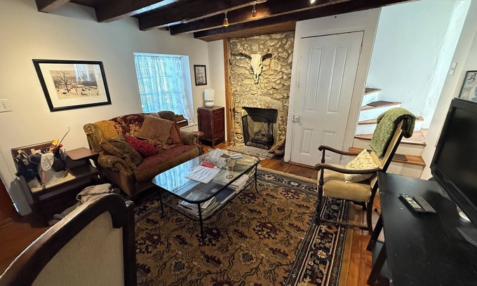 Manayunk House | Cozy 2BR trinity home in Manayunk near Main street & TRAIN with central AC