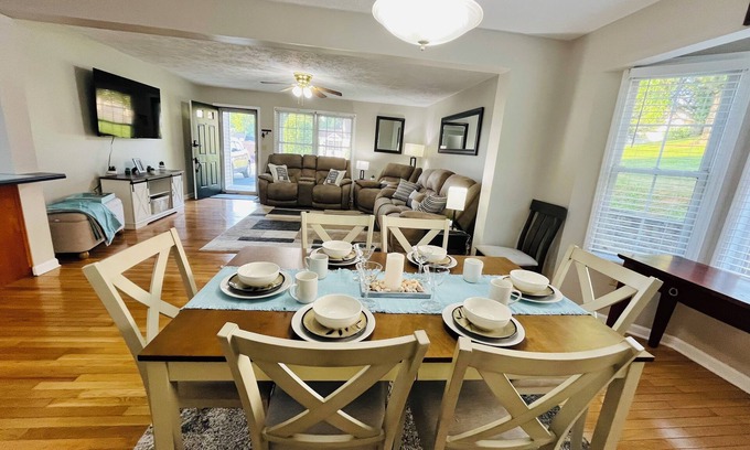 Abingdon Condo | Cozy 3 Bed 2 Bath 2 cot minute from Va Creeper Trail Bristol Speedway Hard Rock