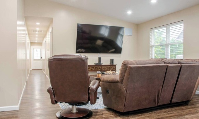 Oxford House | Cozy, 3 Bed & 3.5 Bath - Walk to Uptown & Miami U!