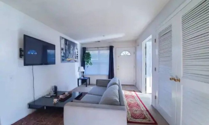 Iselin Apartment | Cozy 3 bed 2 full bath first floor apartment washer dryer 10 minutes to station