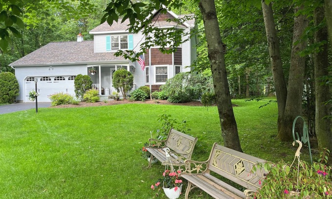 Gansevoort House | Cozy 3 bedrm colonial near Saratoga Springs and Adirondack/Lake George region.