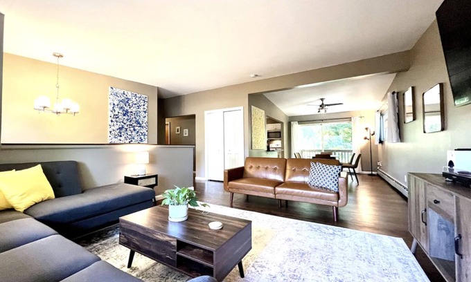 Old West Side House | Cozy 3-Bedroom 1 Mile to Downtown & Michigan Stadium w/Free Parking