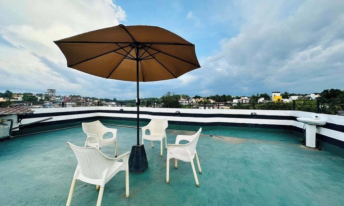 Maharagama Apartment | Cozy 3-bedroom apartment in welcoming Nugegoda with WiFi, AC